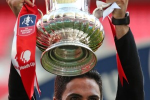 皇冠体育-法兰克福发布备战花絮；集结日战术微调；社区盾任务艰巨；赛程密集仍需轮换的简单介绍